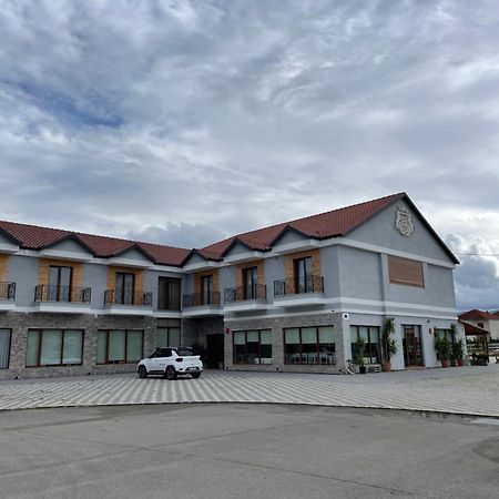Hotel House Of Horses Shtepia E Kuajve Korce Exteriér fotografie
