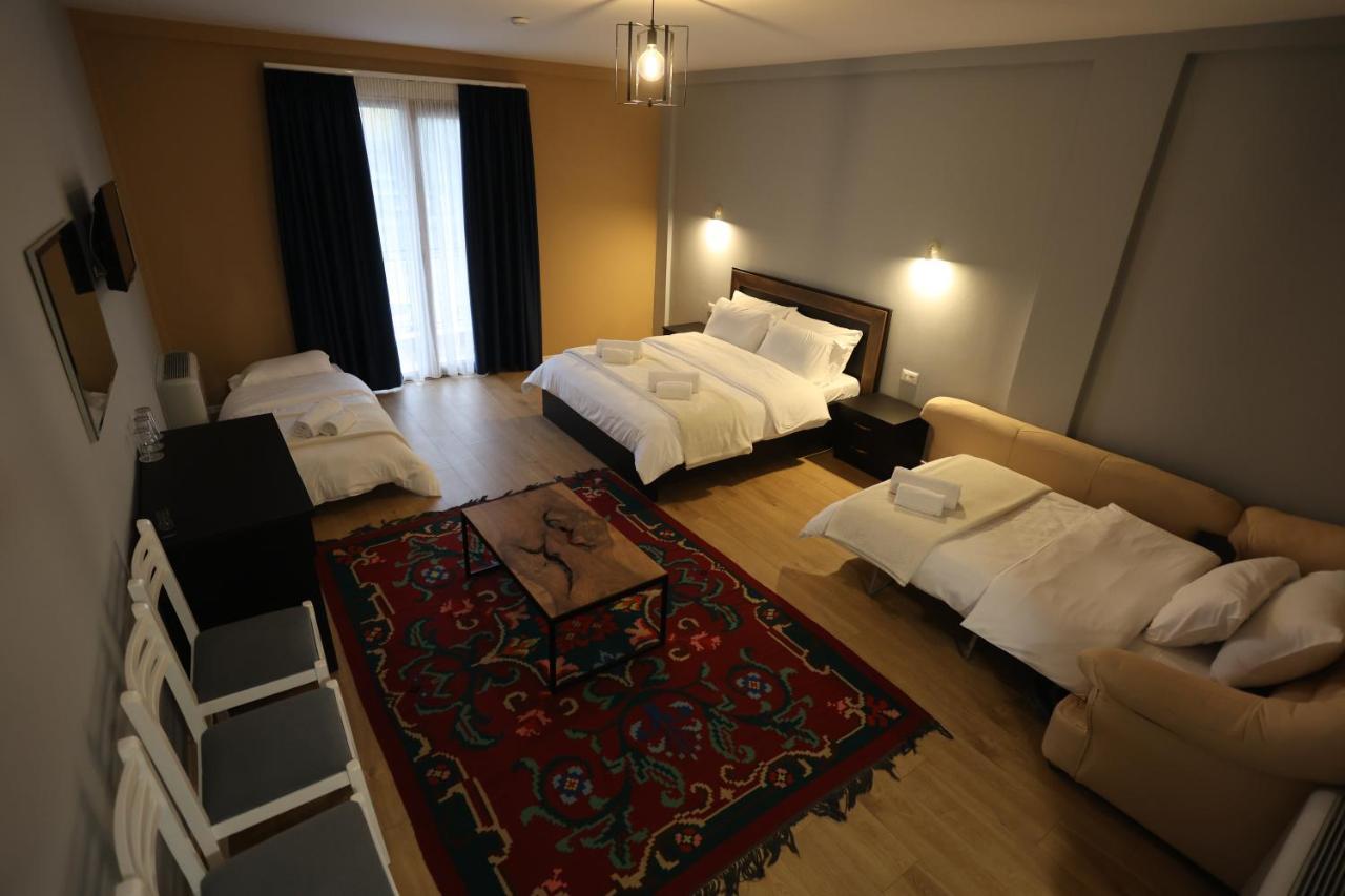 Hotel House Of Horses Shtepia E Kuajve Korce Exteriér fotografie